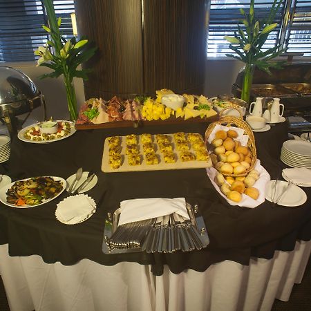 Regal Pacific Puerto Madero Hotel Buenos Aires Kültér fotó A buffet table