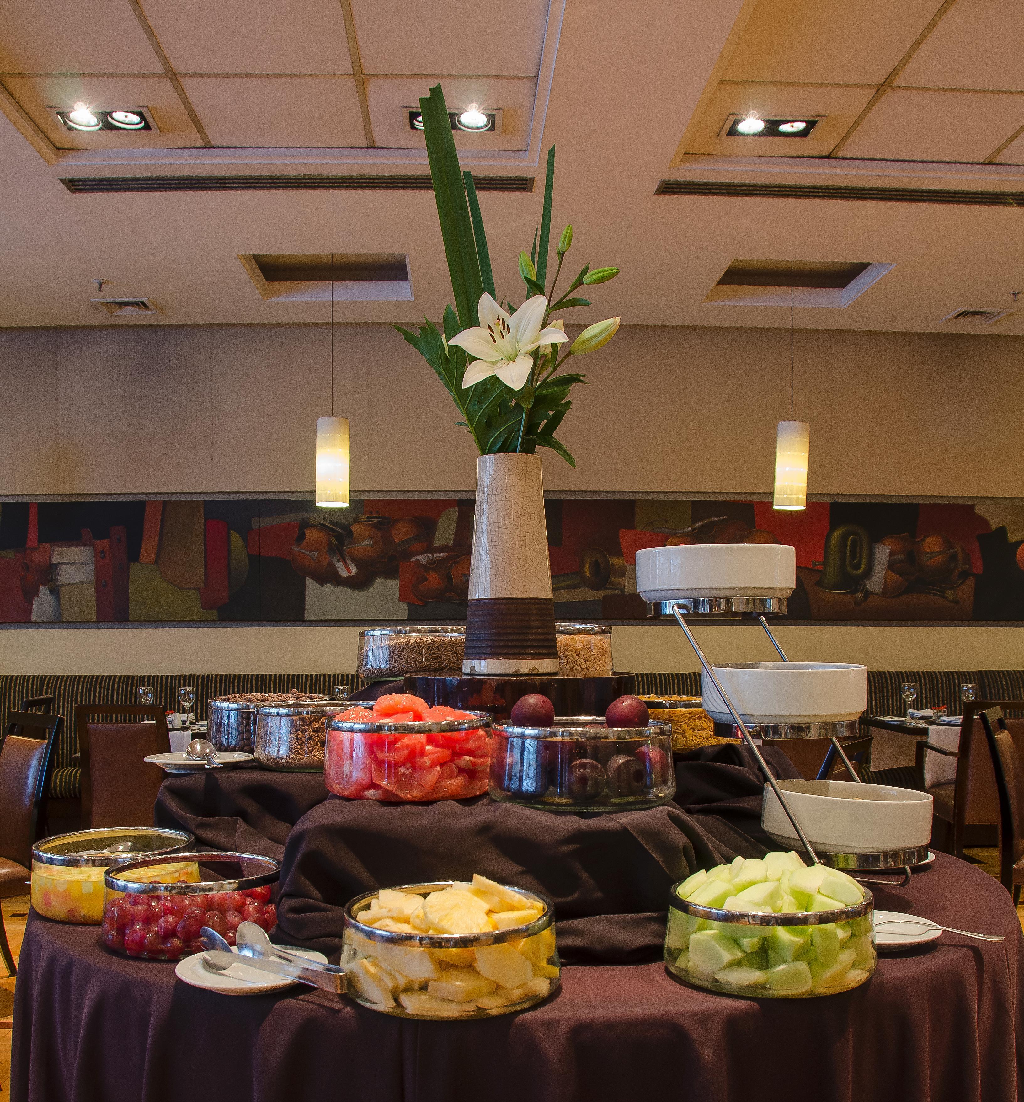 Regal Pacific Puerto Madero Hotel Buenos Aires Kültér fotó A fruit salad buffet