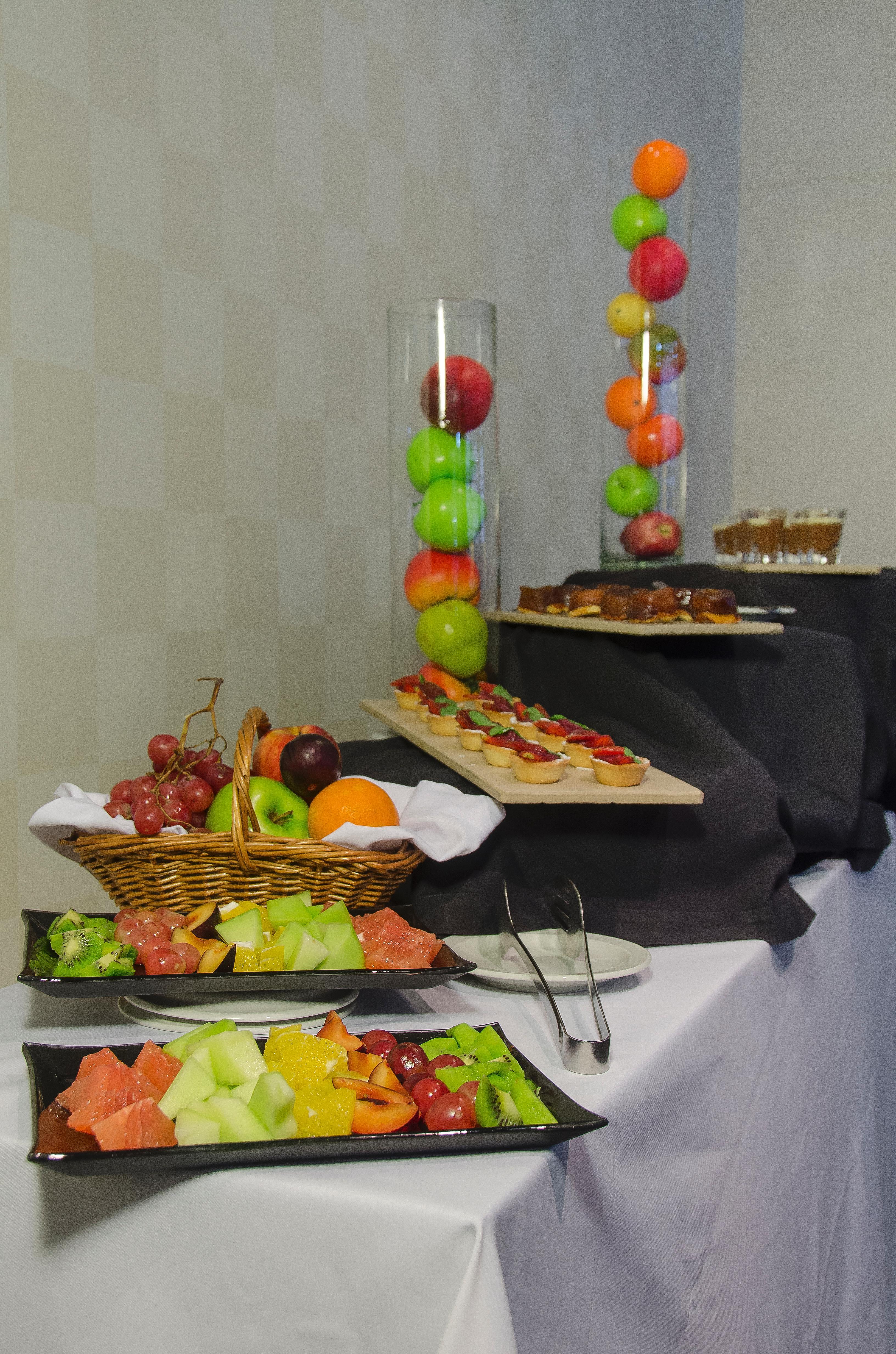 Regal Pacific Puerto Madero Hotel Buenos Aires Kültér fotó Fruit and hors d'oeuvres at a party