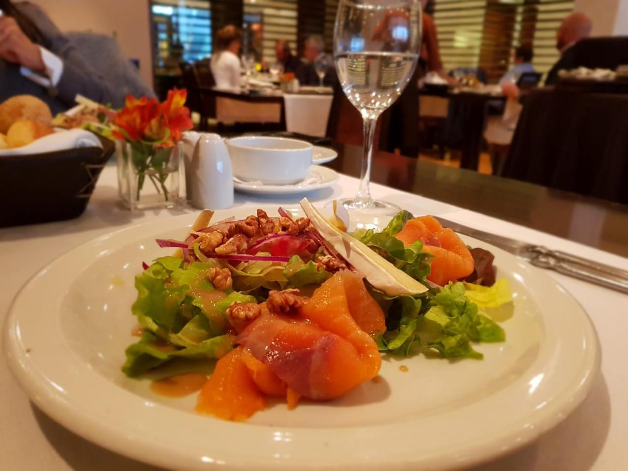 Regal Pacific Puerto Madero Hotel Buenos Aires Kültér fotó A salad at the restaurant