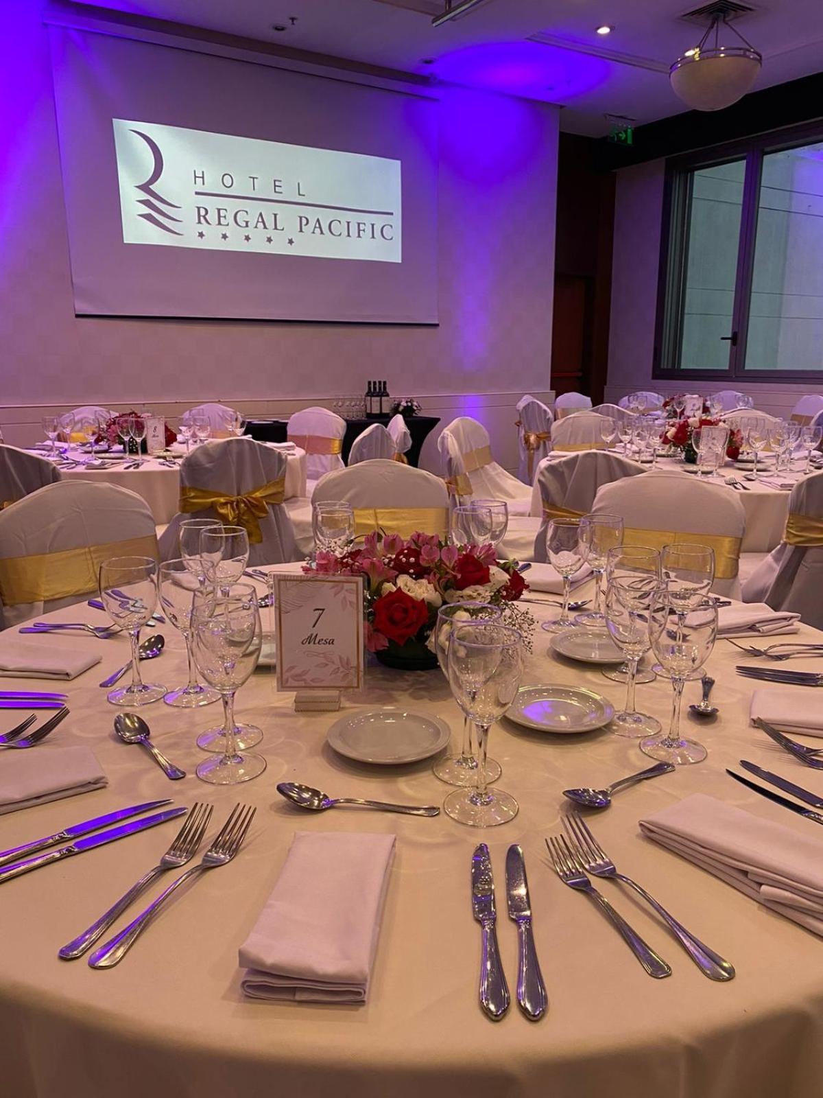 Regal Pacific Puerto Madero Hotel Buenos Aires Kültér fotó A table set for a formal dinner