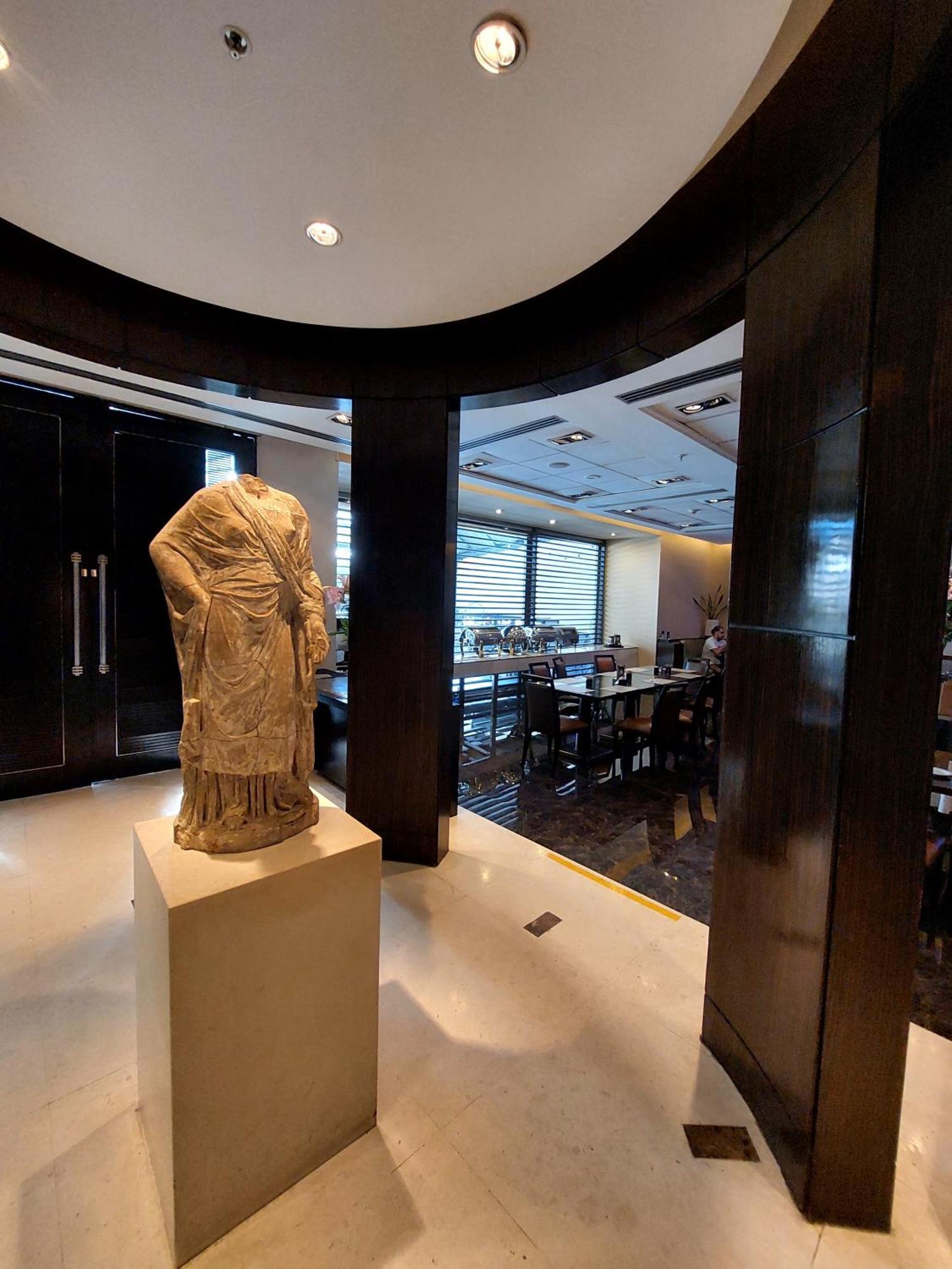Regal Pacific Puerto Madero Hotel Buenos Aires Kültér fotó The statue of the Lady of Galat in the lobby of the hotel