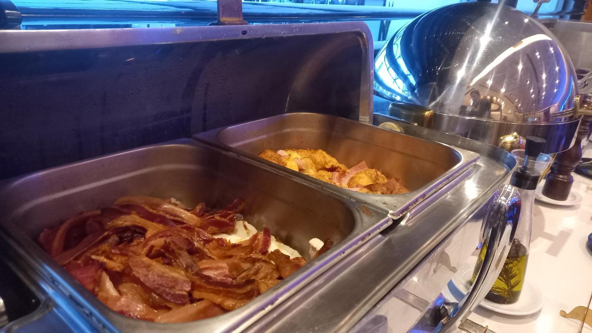 Regal Pacific Puerto Madero Hotel Buenos Aires Kültér fotó Bacon and sausages at a buffet