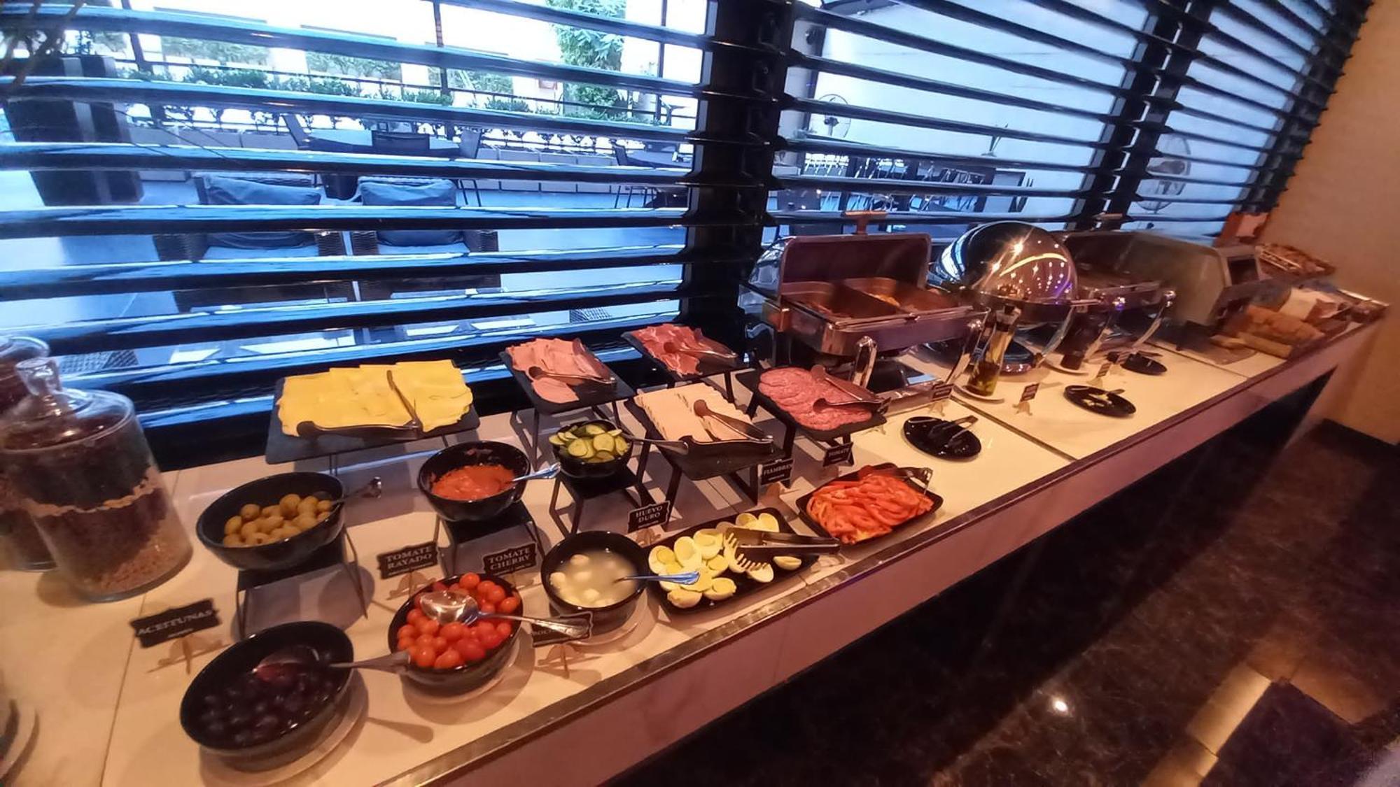 Regal Pacific Puerto Madero Hotel Buenos Aires Kültér fotó A buffet at a hotel