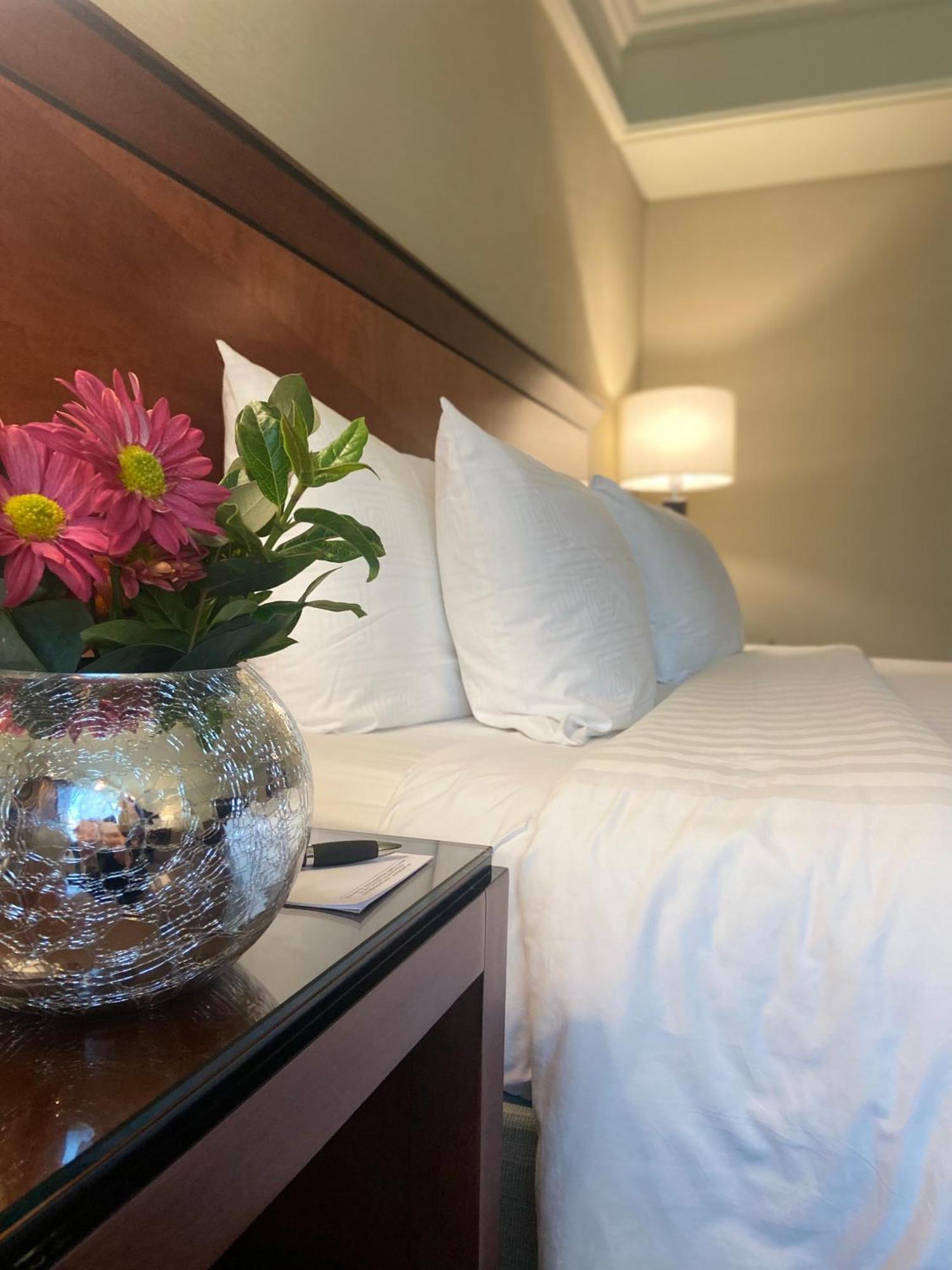 Regal Pacific Puerto Madero Hotel Buenos Aires Kültér fotó A bed at the Hilton Garden Inn