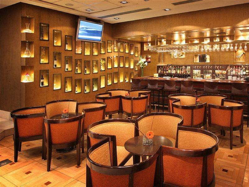 Regal Pacific Puerto Madero Hotel Buenos Aires Kültér fotó The bar at the Hong Kong International Financial Centre lounge